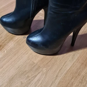 Högklackat  - Super anygga skor som aldrig blivit använda storlek 36. 