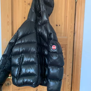 Colmar jacka - Colmar varm dunjacka, svart. Använd sparsamt i 2 säsonger. Nypris 3700kr, startbud på 1300kr. Inköpt på Boozt, kvitto finns  Kan mötas i Liljeholmen eller postas   Har ingen bild med på tyvärr, så undanber frågor om det🙃 till salu igen pga oseriös köpare