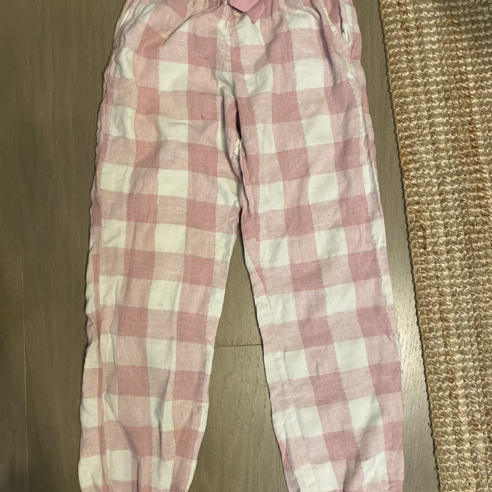 Söta rutiga pyjamasbyxor från Kappahl. . Jeans & Byxor.