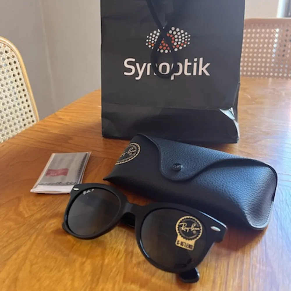 Black polarized Ray ban  RB 21 Orion 901/58 52o22 145 3P Made in Italy  Ny skick!  Kostade 2500 kr i nypris jag säljer för 1000 kr. Accessoarer.