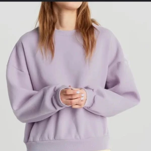 Lila sweatshirt  - En jätte fin lila sweatshirt från gina tricot!💜Säljes då den aldirg kommer till användning, i storlek S💜💜