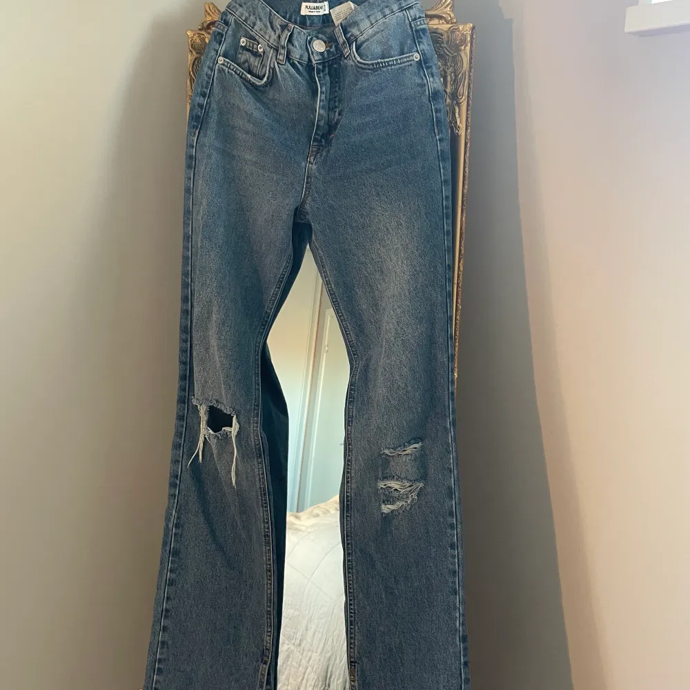   Snygga jeans som har blivit för små tyvärr, dom har även slits på benen som inte syns på bilden💕(mycket bra skick)  Skriv för frågor och funderingar!!  S. Jeans & Byxor.