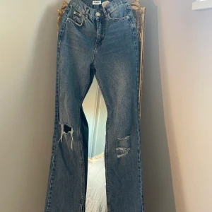 Jeans -   Snygga jeans som har blivit för små tyvärr, dom har även slits på benen som inte syns på bilden💕(mycket bra skick)  Skriv för frågor och funderingar!!  S