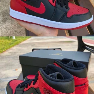Banned red mid jordans - Säljer mina Jordans i jättebra skick, dom är lite creasade men det syns knappt när dom är på, dom är inte använda så många gånger. Säljer för att jag inte direkt fått användning av dom. Dom är äkta ifrån wegotthem.se💕 nypris: 1700-3000
