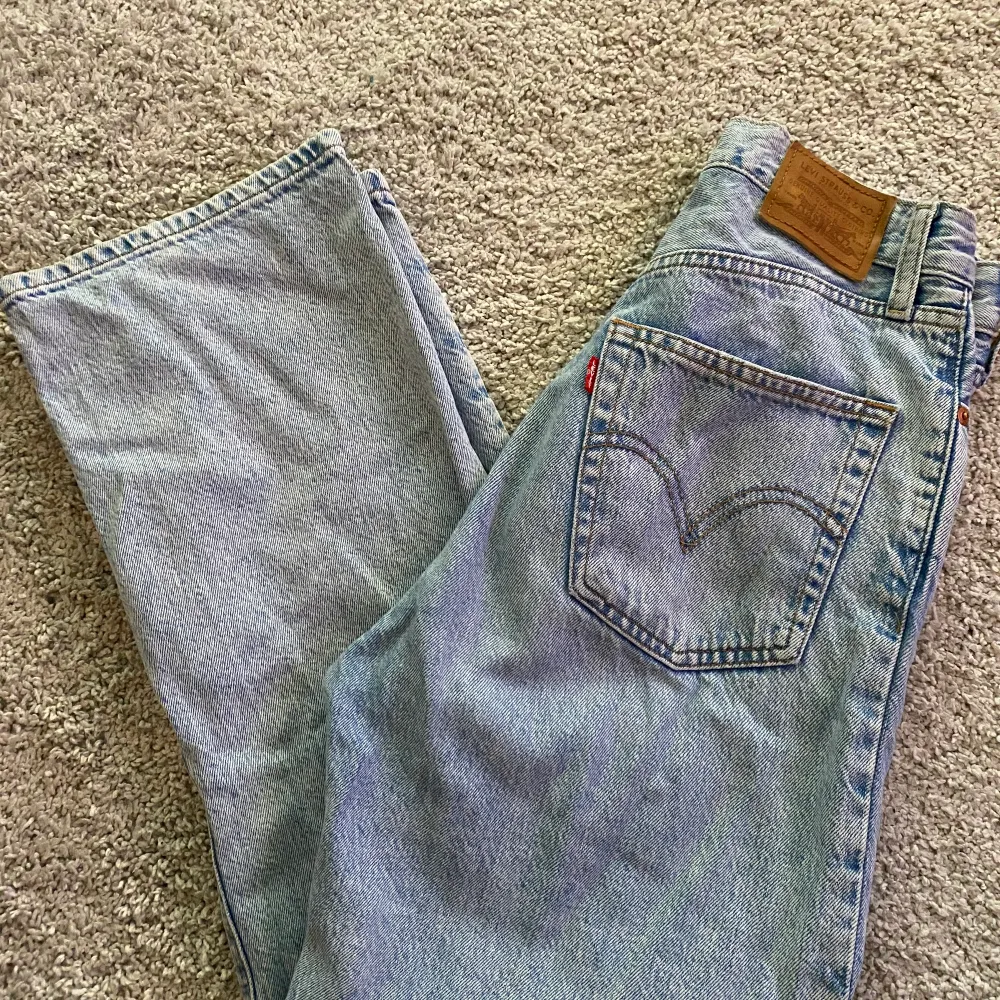 Favoriterna har blivit för stora så kommer tyvärr inte till användning… Bra skick  Skulle säga att de är en lite större S W27. Jeans & Byxor.