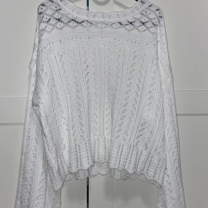 Stickad tröja  - Långärmad stickad tröja. Ärmen är lite utsväng mot slutet. Aldrig använd - perfekt skick. Perfekt för hösten/vintern. Strl L. Köparen står för frakt och pris kan diskuteras ❣️