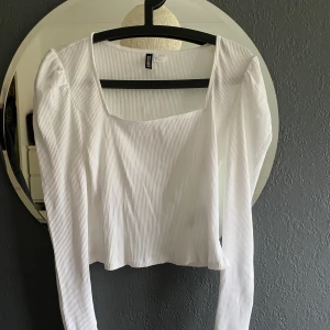 Vit långärmad topp - Vit långärmad topp från h&m med pufffärmar. Aldrig använd!  75kr + frakt