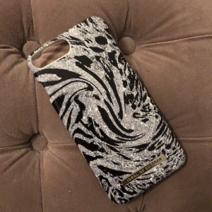 Ideal  - Skal i fint skick, passar iPhone 8+ och alla i andra modeller i samma storlek ☺️☺️