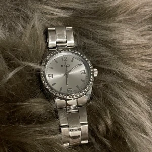 Regal klocka - Silvrig regal klocka, köpt på ur&penn! Använd ett par gånger men är i bra skick  Köparen står för frakten!💖