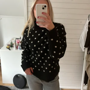 Stickad tröja  - Stickad tröja💕 bra skick lite nopprig men svårt att undvika 