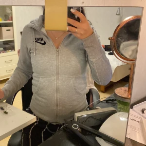 Nike hoodie - Fin tight Nike zip up hoodie fint skick 