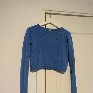 Kort stickad tröja - Kort stickad tröja. S men mer som XS.