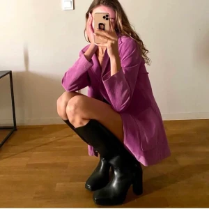 Mocka kavaj - Sjukt fin vintage lila kavaj i äkta mocka från Goldstein, ett riktigt kap!! I storlek 40 men sitter fint oversized på en 36. Köpt på en vintagebutik för 1000kr, nästintill oanvänd av mig. 