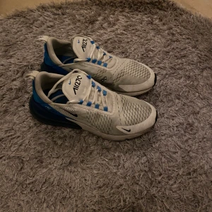 Nike  270 - Den blåa sulan har fått hål i sig och är lite smutsig annars är de i bra skick, Storlek 43