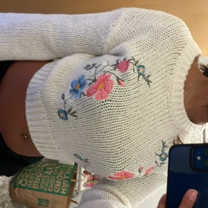 Croppad tjocktröja - Croppad tjocktröja med blommor på. Jätte fin och figurnära passform. Aldrig använts.