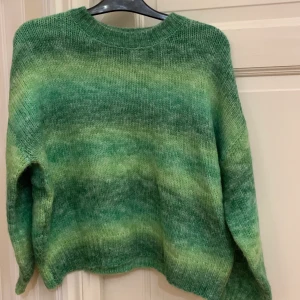Grön stickad tröja - Säljer denna stickade tröjan pga den aldrig har använts. Toppskick! Kontakta om du har frågor eller vill ha fler bilder💕