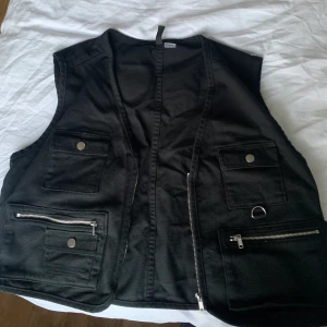 Väst - Aldrig använd, cool o fin passar mycket bra till S/XS också! I priset ingår frakt🤩