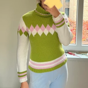 Grön tröja - Säljer denna fina gröna tröja som jag har köpt från humana. Tröjan är i fin sick. Står ingen storleken på de meniga skulle säga s/m❤️