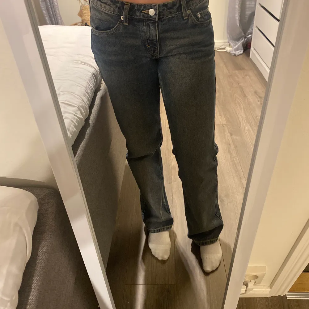 Säljer nu dessa snygga och helt slutsålda Arrow Low Straight Jeans från weekday i färgen dark worn blue. Använda ett fåtal gånger. Säljer pga att de är lite för stora för mig. Längden passar mig som är 164 cm💕 Köparen står för frakten!. Farkut & Housut.