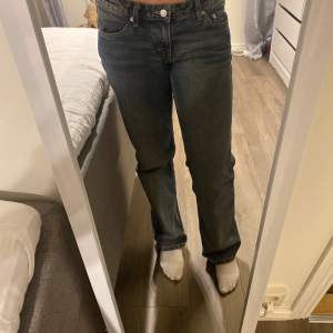 Säljer nu dessa snygga och helt slutsålda Arrow Low Straight Jeans från weekday i färgen dark worn blue. Använda ett fåtal gånger. Säljer pga att de är lite för stora för mig. Längden passar mig som är 164 cm💕 Köparen står för frakten!