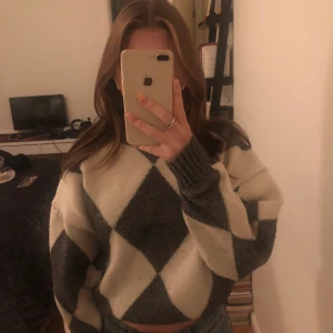 Rutig grå-vit stickad tröja  - Super härlig stickad tröja från H&M, perfekt till hösten och vintern🥰  Storlek XS men för S också. Kom privat vid fler bilder eller frågor🫶