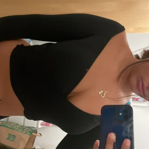 Offshoulder urringad topp - Väldigt urringad offshoulder topp från na-kd . Korsad där fram! Super festlig.💙