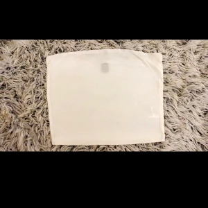 Axelbandsfritt linne - Rensar min garderob på kläder som aldrig används! Oanvänt linne från shein. Har likadana i andra färger & ÄLSKAR materialet. Storlek XS/34.   Köparen står för frakt!