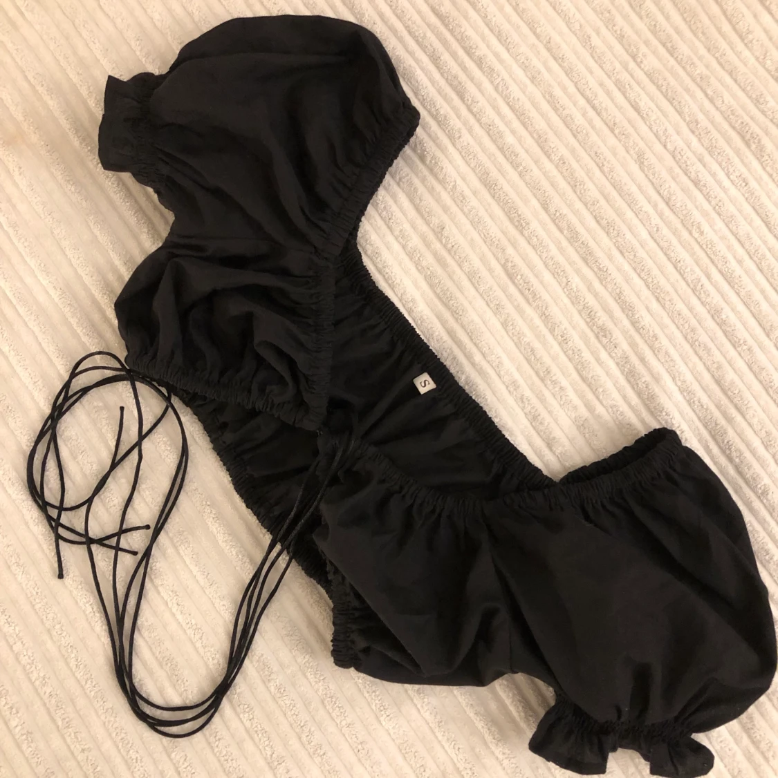 Svart festtopp med snörning 