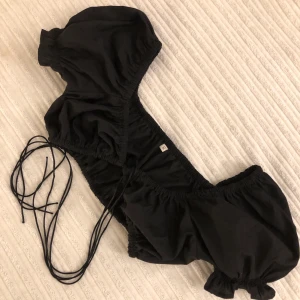 Svart festtopp med snörning  - Svart festtopp med snörning strlk S passar även XS går att byta på olika sett.  