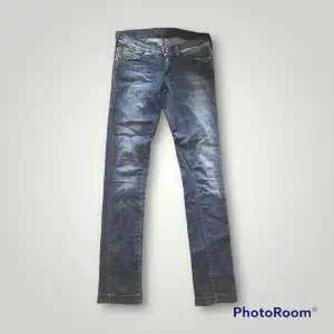 Super snyggt jeans från miss sixty i strl 25, den passade inte mig så säljer vidare 