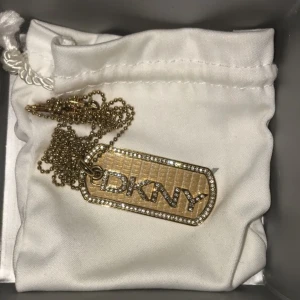 Dkny halsband  - Ny med dustbag & i orginalbox. Kan mötas elr posta
