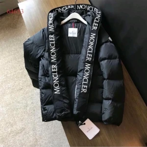 Moncler jacka strl. M - Hej!  Jag säljer nu min äkta moncler jacka som inte passar min son längre i storlek M. Jackan är i bra skick då den endast har används en vinter. Vid snabb affär kan priset eventuellt diskuteras.  Pris i butik 10 999 kr 