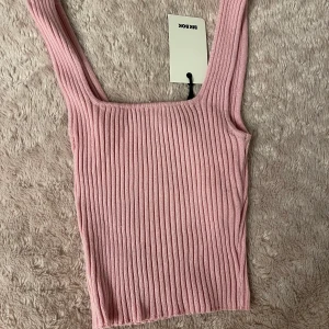 BikBok topp, oanvänd   - Fin topp från bikbok, storlek xs. Hör av er om ni har frågor eller vill ha fler bilder💘