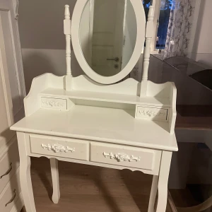 Sminkbord  - Väldigt fint sminkbord! Några små märken, men inte jätte synliga. 