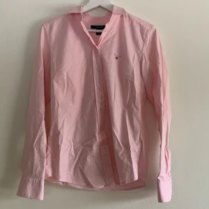Gant skjorta - Rosa figursydd skjorta från Gant. Super fin och skön. Skriv för fler bilder