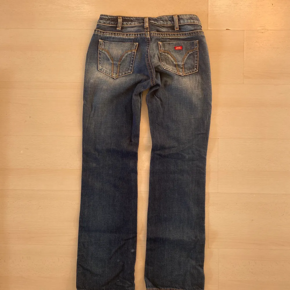 Superfina lågmidjade jeans från Miss Sixty, tidigt 00-tal. Bra kavlité i ”tjockt” jeansmaterial.  Stl: 28 Innerbenslängd: 79cm  Midjemått: 76cm  Då många är intresserade aktiveras budgivning! Slutar på söndag 25/10💜. Jeans & Byxor.