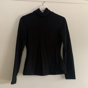 Figursydd polo tröja - Svart figursydd polotröja. Super fin och skönt material. Skriv för fler bilder