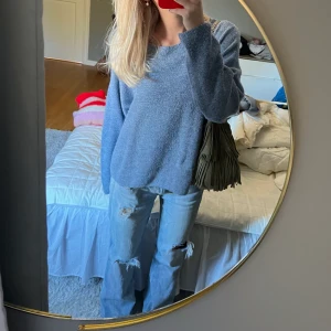 Blå tröja - En mysig tröja i sötaste färgen!!! Passar perfekt att bara slänga på sig!💙💙💙 Storlek L då jag ville den skulle sitta större