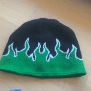 Decky flame beanie köpt på abundant brand pop up store. För folk med små huvuden. - Bra skick.  köpt på abundant brand pop up i juni. Är liten så folk med å huvuden kanske borde va intresserade.