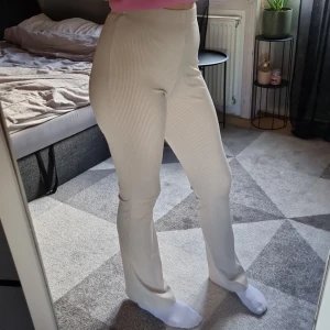 Utsvängda byxor  - Ett par ribbade utsvängda byxor i strl S från hm, byxorna för 40kr plus frakten för 78kr