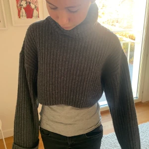 Stickad tröja med hög krage  - Jättefin kort stickad tröja med hög krage 🔥