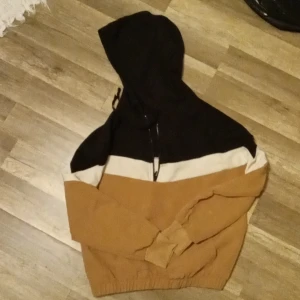 Tröja - Dena tröja hsr ett par byxor som jag sälger för 100 men om man köper både tröjan och byxorna lan jag gå net till 150kr för båda:)