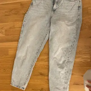 Har har vi blåa loose mom jeans dom är i bra skick och storlek 38, jag säljer dom för att dom är för korta för mig som 170 cm