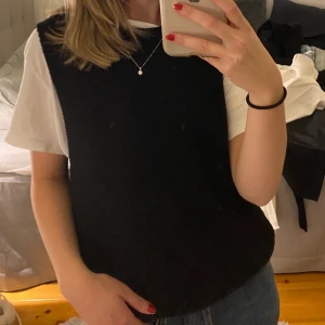 Svart väst - Säljer en svart stickad väst i jättefint skick från Only! Hör av dig vid intresse/frågor/fler bilder!! 🥰❤️