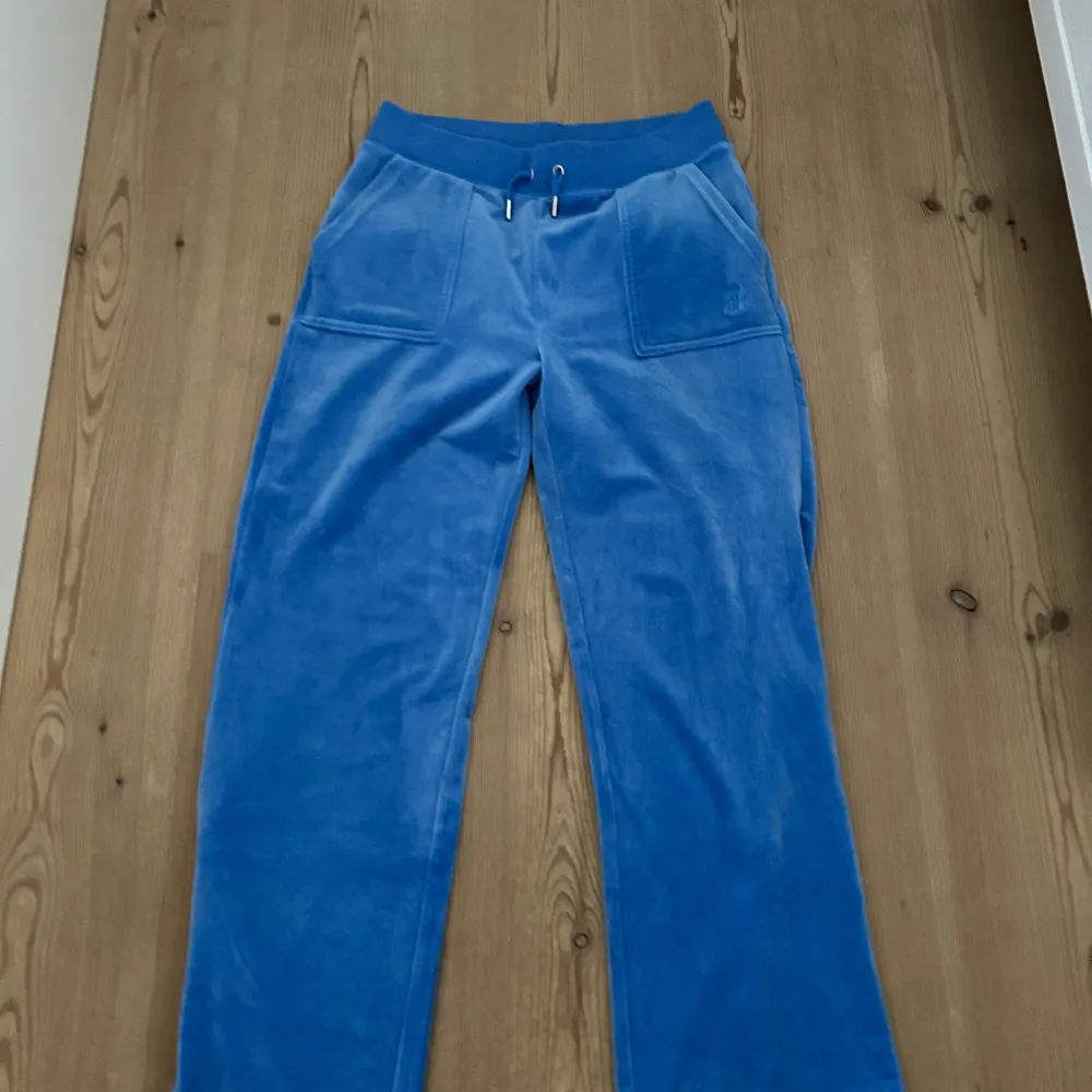Juicy Couture byxor i en jättefin blå färg. 💙Byxorna är storlek small (S) och har bara använts 2 gånger!! 💞Säljer pga att de är för stora. 💖 Köpte för 1000kr, Säljer för 799kr!! 💖. Jeans & Byxor.