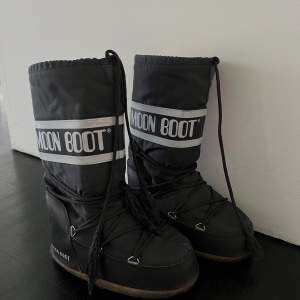 Säljer mina Moon boots ❤️ köpta i Schweiz för några år sen❤️ bra skick förutom smörerna som har gott upp längst ner samt små slitningar på baksidan! Dem passar många storlekar, jag köpte dem när jag hade storlek 36 men passar även nu 39-40❤️