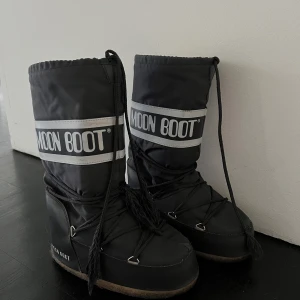Moon boots  - Säljer mina Moon boots ❤️ köpta i Schweiz för några år sen❤️ bra skick förutom smörerna som har gott upp längst ner samt små slitningar på baksidan! Dem passar många storlekar, jag köpte dem när jag hade storlek 36 men passar även nu 39-40❤️