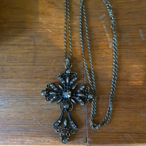 Halsband - Långt korshalsband, bra skick. OBS! Tryck inte på köp nu, använder bara swish. 