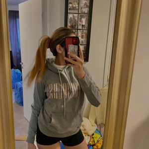Hoodie  - Jag köpte den ganska länge sen, fortfarande bra kvalitet o passa bra på vintern:)  Kontakta mig gärna om priset eller flera bilderna💕
