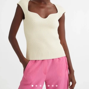 SÖKER!! - Söker denna i både svart och vit. Xs och S funkar i storlek! 